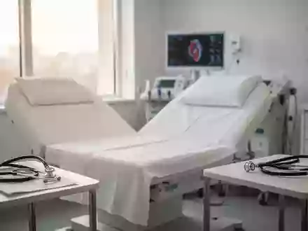 Ein heller, moderner Untersuchungsraum in einer kardiologischen Praxis mit medizinischem Mobiliar und Diagnosegeräten. - Foto: über boerse-global.de