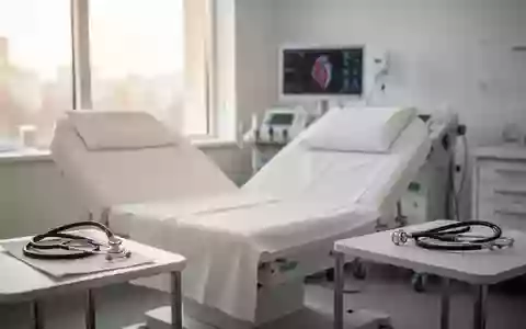 Ein heller, moderner Untersuchungsraum in einer kardiologischen Praxis mit medizinischem Mobiliar und Diagnosegeräten. - Foto: über boerse-global.de