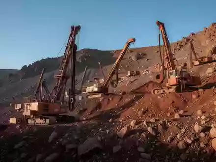 Geologische Bohranlagen auf dem Bergbaugelände Majuba Hill bei strahlendem Sonnenschein. - Foto: über boerse-global.de