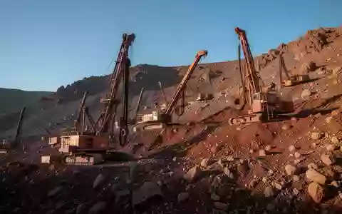 Geologische Bohranlagen auf dem Bergbaugelände Majuba Hill bei strahlendem Sonnenschein. - Foto: über boerse-global.de
