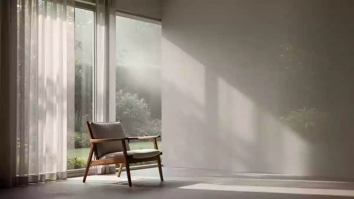 Ein ruhiger, minimalistischer Raum mit natürlichem Licht und Blick in einen grünen Garten, der eine Atmosphäre der Erholung vermittelt. Illustration mit AI erstellt.