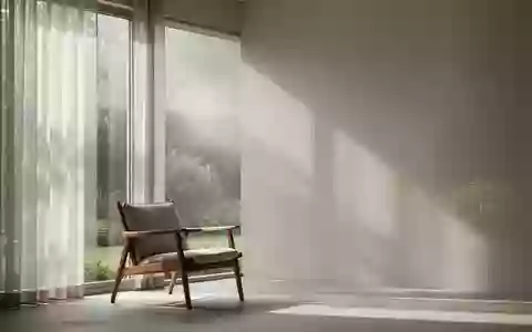 Ein ruhiger, minimalistischer Raum mit natürlichem Licht und Blick in einen grünen Garten, der eine Atmosphäre der Erholung vermittelt. - Foto: über boerse-global.de