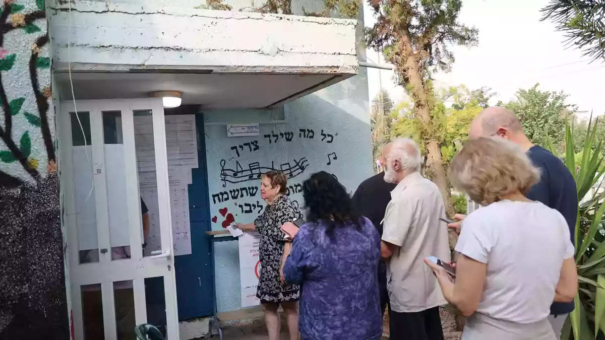 Bei der Parlamentswahl in Israel zeichnete sich eine hohe Beteiligung ab. Vielerorts bildeten sich vor den Wahllokalen Schlangen. Foto aktuell - Bild: Gil Cohen-Magen/dpa