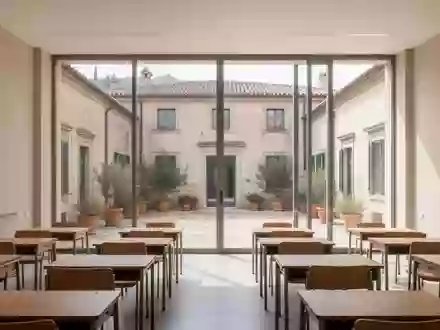 Ein heller, moderner Klassenraum in einer italienischen Schule mit Blick auf einen Innenhof, ohne Personen oder Technik. - Foto: über boerse-global.de