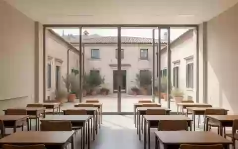 Ein heller, moderner Klassenraum in einer italienischen Schule mit Blick auf einen Innenhof, ohne Personen oder Technik. - Foto: über boerse-global.de