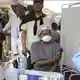 Mitarbeiter des Gesundheitswesens sollen im Osten des Kongo eine Dosis des Ebola-Impfstoffs erhalten. (Archivbild) - Bild: Sebastien Kitsa Musayi/AP/dpa