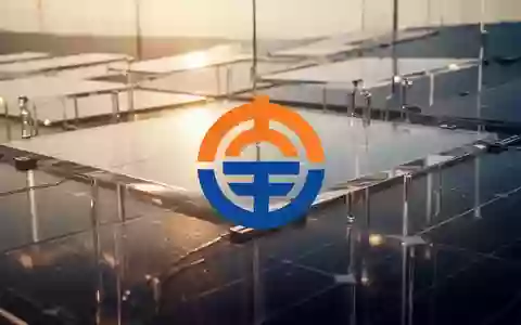 Abstrakte Darstellung der Solarenergiebranche mit glänzenden Silizium-Strukturen und sanftem Sonnenlicht. - Foto: über boerse-global.de