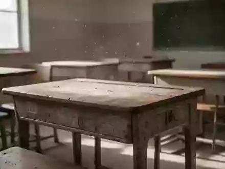 Ein leerer, sonnendurchfluteter Klassenraum mit einem alten hölzernen Schulpult in einer minimalistischen Umgebung. - Foto: über boerse-global.de