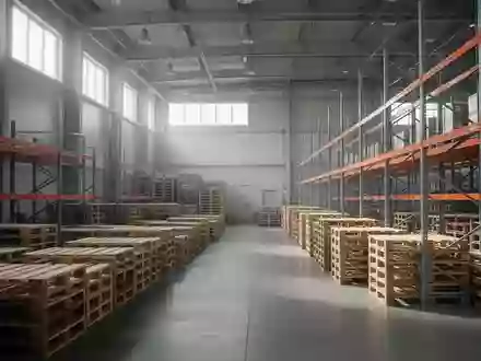 Leeres Lagerhaus mit Holzpaletten und Stahlregalen in einer ruhigen, industriellen Umgebung. - Foto: über boerse-global.de