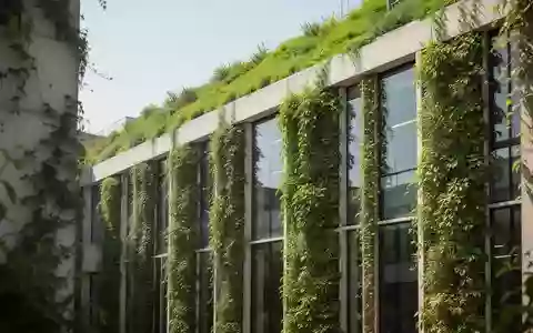 Ein modern begrüntes Gebäude mit Fassadenbegrünung und Dachgarten als Maßnahme zur Hitzeprävention. - Foto: über boerse-global.de