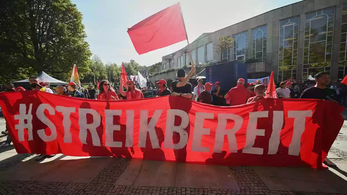 Metaller wollen fünf Prozent mehr Geld (Foto aktuell).  - Bild: Marijan Murat/dpa