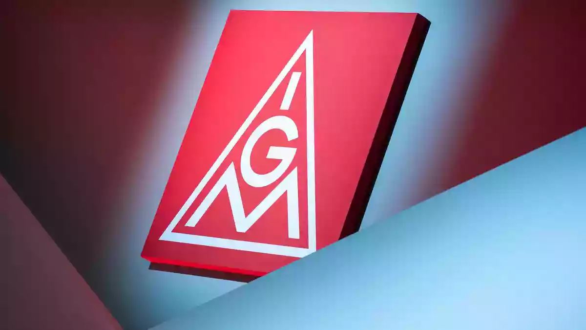 Trotz Industriekrise will die IG Metall höhere Entgelte durchsetzen. (Archivbild) - Bild: Daniel Karmann/dpa