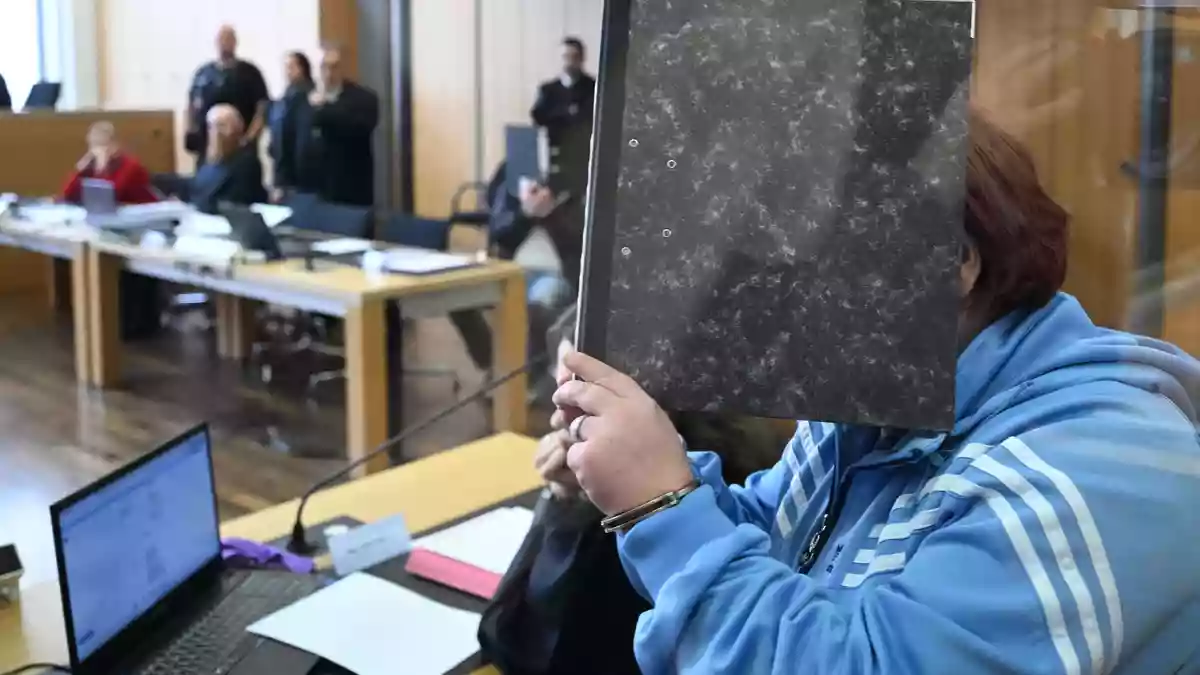 Die 29-jährige Angeklagte beantwortet als erste Fragen des Gerichts. - Bild: Julian Stratenschulte/dpa