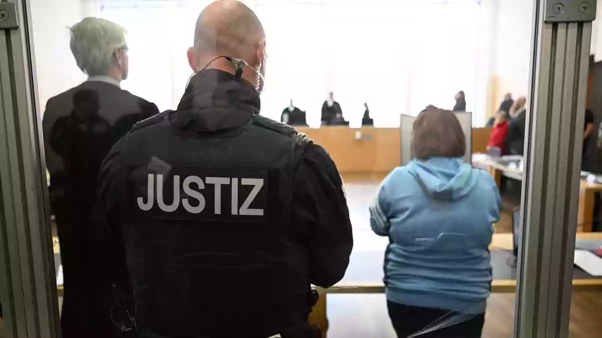 Die Foltervorwürfe sind im Gerichtssaal nur schwer zu ertragen.  - Bild: Julian Stratenschulte/dpa