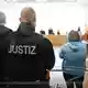 Die Foltervorwürfe sind im Gerichtssaal nur schwer zu ertragen.  - Bild: Julian Stratenschulte/dpa