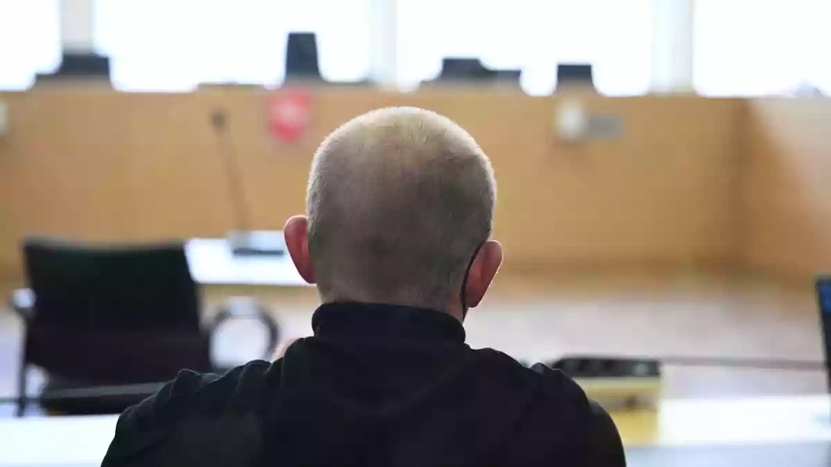 Nur ein Angeklagter sitzt wegen der Vorwürfe nicht in U-Haft.  - Bild: Julian Stratenschulte/dpa