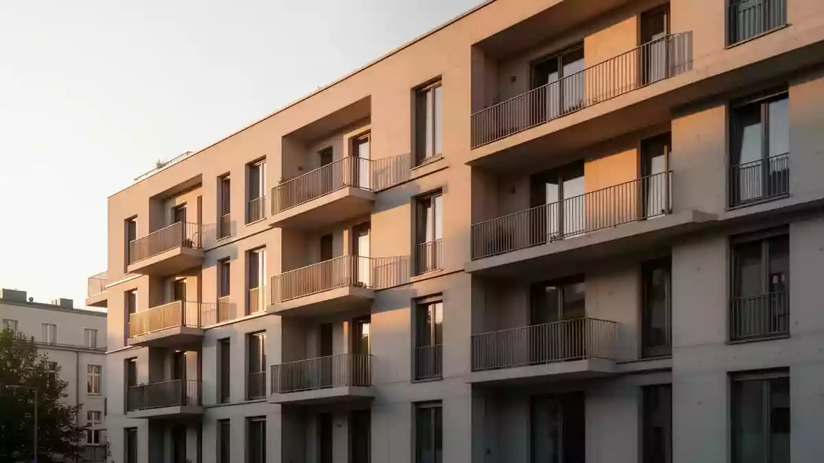 Moderne Fassade eines Berliner Wohnhauses in der Abendsonne. Illustration mit AI erstellt.