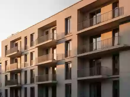 Moderne Fassade eines Berliner Wohnhauses in der Abendsonne. - Foto: über boerse-global.de