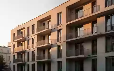 Moderne Fassade eines Berliner Wohnhauses in der Abendsonne. - Foto: über boerse-global.de