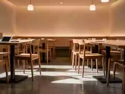 Leerer Gastraum eines modernen Restaurants mit minimalistischen Holzstühlen auf einem Betonboden. - Foto: über boerse-global.de