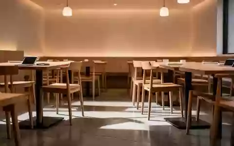 Leerer Gastraum eines modernen Restaurants mit minimalistischen Holzstühlen auf einem Betonboden. - Foto: über boerse-global.de