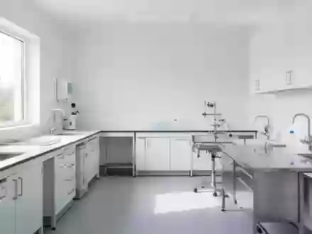 Ein minimalistisch eingerichteter, heller medizinischer Laborraum in einer ländlichen Gesundheitseinrichtung. - Foto: über boerse-global.de