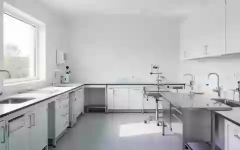 Ein minimalistisch eingerichteter, heller medizinischer Laborraum in einer ländlichen Gesundheitseinrichtung. - Foto: über boerse-global.de