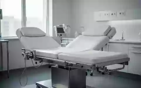 Ein steriler, modern gestalteter neurologischer Untersuchungsraum mit einer leeren Behandlungsliege. - Foto: über boerse-global.de
