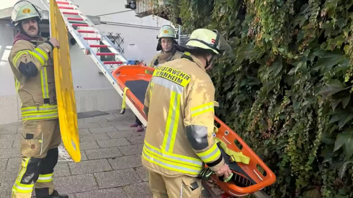 FW Weinheim: Ungewöhnliche Rettung mittels "Schiefer Ebene" aus Obergeschoss - Bild: presseportal.de