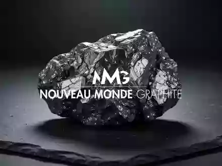 Ein rohes Graphitmineral auf einer dunklen Oberfläche vor einem stimmungsvollen, industriellen Hintergrund. - Foto: über boerse-global.de
