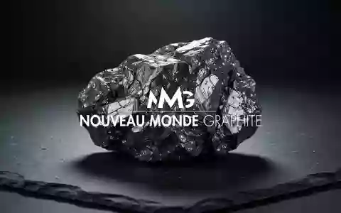 Ein rohes Graphitmineral auf einer dunklen Oberfläche vor einem stimmungsvollen, industriellen Hintergrund. - Foto: über boerse-global.de