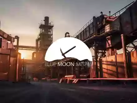 Industrielle Metallverarbeitungsanlage bei Sonnenuntergang mit Fokus auf metallische Strukturen und moderne Industrietechnik. - Foto: über boerse-global.de