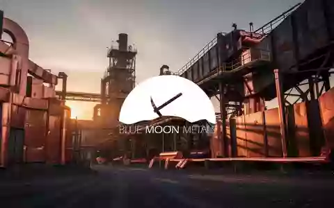 Industrielle Metallverarbeitungsanlage bei Sonnenuntergang mit Fokus auf metallische Strukturen und moderne Industrietechnik. - Foto: über boerse-global.de