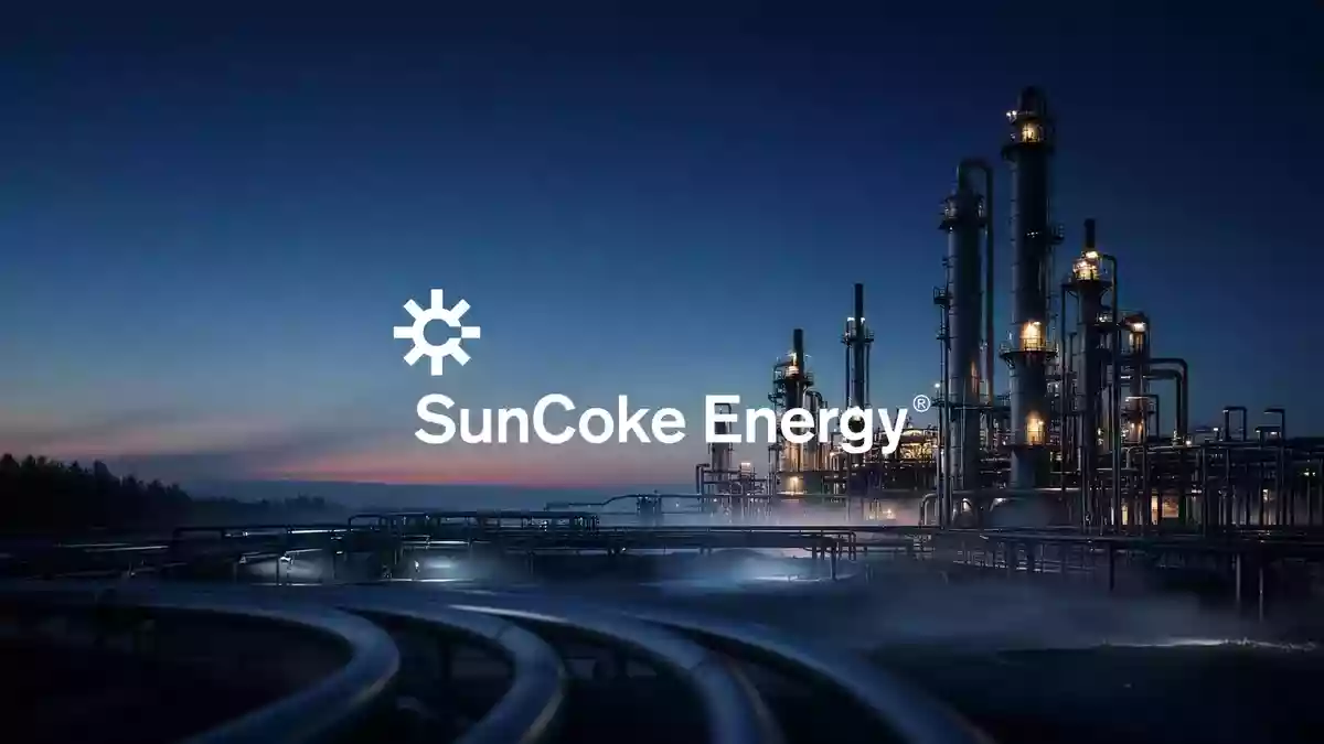 Moderne Industrieanlage bei Sonnenaufgang als Symbol für positive Wirtschaftsprognosen und Energieproduktion. Illustration mit AI erstellt.