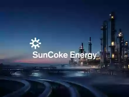 Moderne Industrieanlage bei Sonnenaufgang als Symbol für positive Wirtschaftsprognosen und Energieproduktion. - Foto: über boerse-global.de