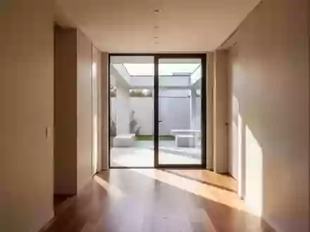 Ein heller, moderner Flur in einem Wohnhaus mit bodentiefen Fenstern und viel Tageslicht. - Foto: über boerse-global.de