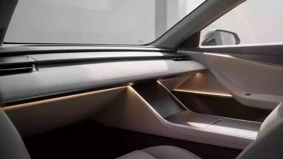 Minimalistisches Armaturenbrett eines modernen Fahrzeugs in schlichter, eleganter Gestaltung bei natürlichem Licht. Illustration mit AI erstellt.