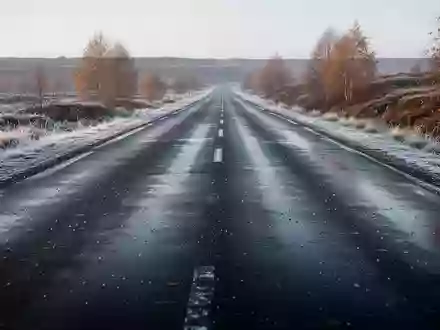 Eine mit Reif bedeckte, glatte Asphaltstraße an einem kalten Herbstmorgen. - Foto: über boerse-global.de