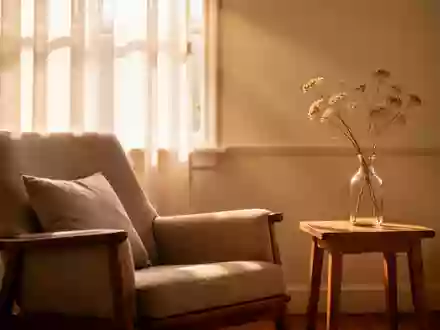 Ein ruhiger, sonnendurchfluteter Raum mit einem gemütlichen Sessel und einer Blumenvase am Fenster. - Foto: über boerse-global.de