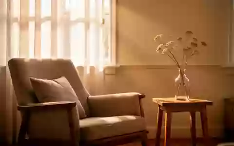 Ein ruhiger, sonnendurchfluteter Raum mit einem gemĂĽtlichen Sessel und einer Blumenvase am Fenster. - Foto: ĂĽber boerse-global.de