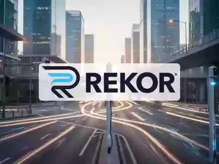 Abstrakte Darstellung moderner Verkehrsinfrastruktur und intelligenter Sensortechnologie bei Sonnenaufgang - Foto: über boerse-global.de