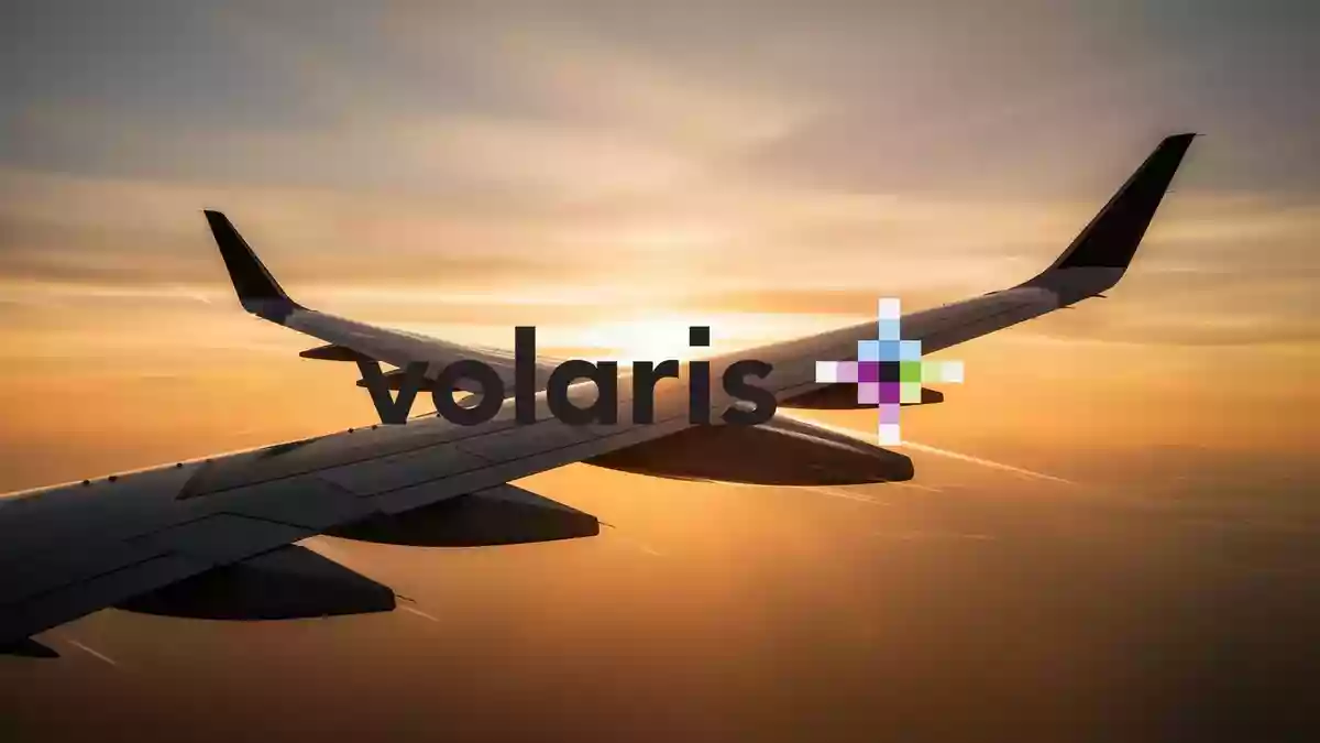 Silhouette eines Flugzeugflügels vor einem goldenen Sonnenaufgang als Symbol für Wachstum in der Luftfahrtbranche Illustration mit AI erstellt.