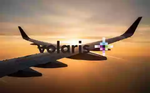 Silhouette eines Flugzeugflügels vor einem goldenen Sonnenaufgang als Symbol für Wachstum in der Luftfahrtbranche - Foto: über boerse-global.de