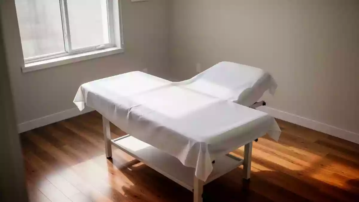 Ein leerer, steriler Untersuchungsraum in einer orthopädischen Praxis mit einer Untersuchungsliege bei natürlichem Licht. Illustration mit AI erstellt.