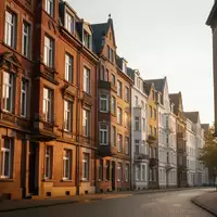 Eine ruhige Wohnstraße in einem Kölner Stadtviertel mit klassischen Wohngebäuden bei natürlichem Tageslicht. - Foto: über boerse-global.de