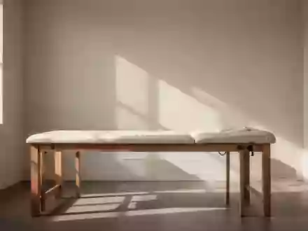 Ein minimalistischer, lichtdurchfluteter Behandlungsraum in einer medizinischen Praxis mit Fokus auf eine ruhige Atmosphäre. - Foto: über boerse-global.de
