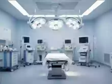 Ein steriler, modern ausgestatteter medizinischer Behandlungsraum in einer Klinik mit sanfter Beleuchtung. - Foto: über boerse-global.de