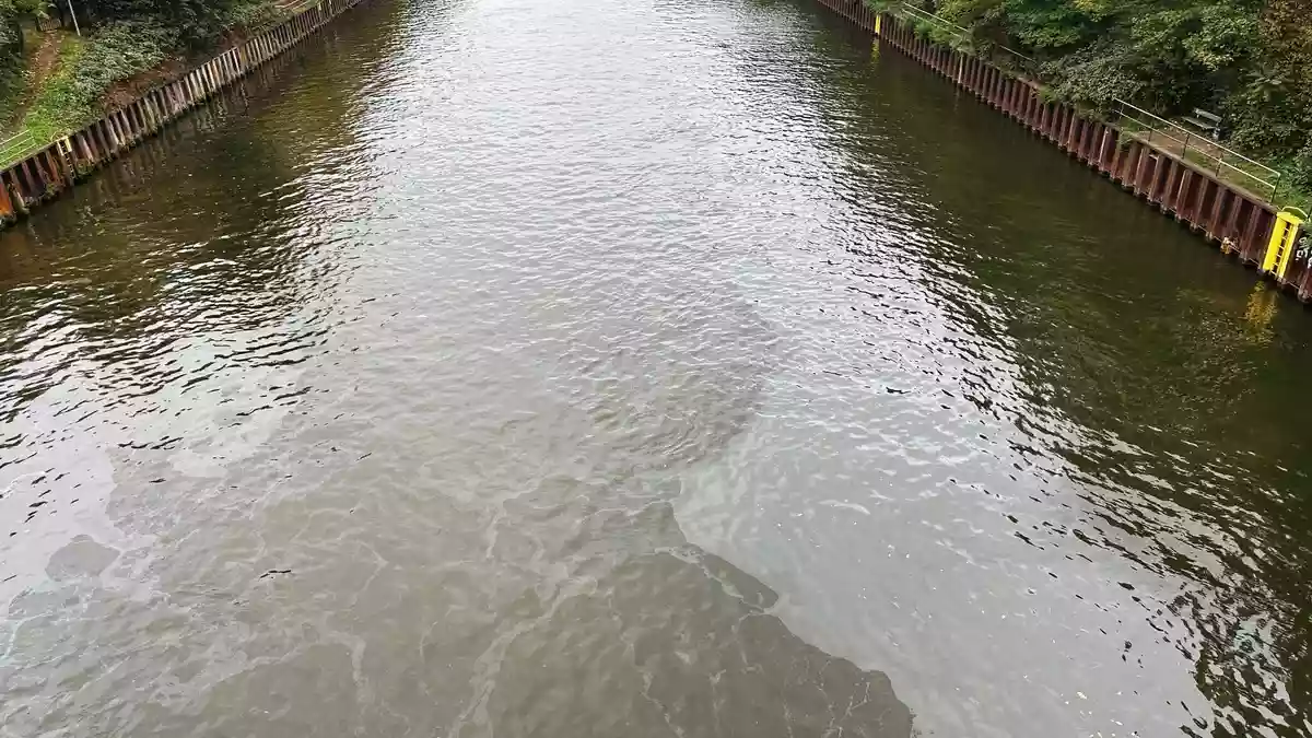 FW-E: Ölverschmutzung auf dem Rhein-Herne-Kanal - Schifffahrt vorübergehend eingestellt - Bild: presseportal.de