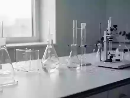 Ein steriler, minimalistischer Laborarbeitsplatz mit wissenschaftlichen Glasgeräten in natürlichem Licht. - Foto: über boerse-global.de