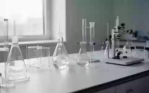 Ein steriler, minimalistischer Laborarbeitsplatz mit wissenschaftlichen Glasgeräten in natürlichem Licht. - Foto: über boerse-global.de